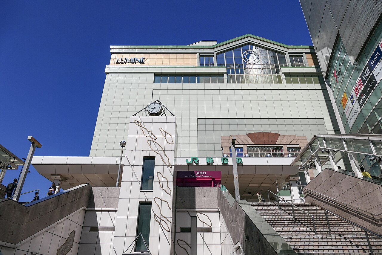 JR新宿駅東南口の階段と駅ビル。2023年5月撮影